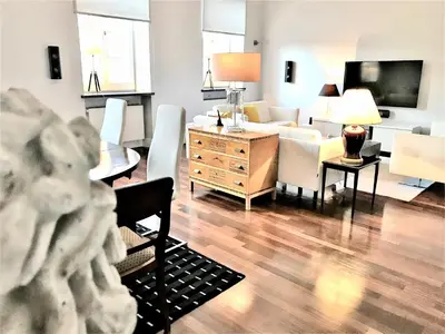 Telewizja i/lub zestaw kina domowego w obiekcie MONDRIAN Luxury Apartments Old Town