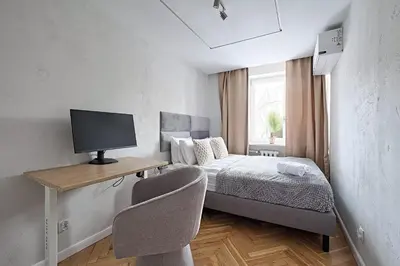 Łóżko lub łóżka w pokoju w obiekcie *Top* Full Black Out A/C Fast Wi-fi, Standing Desk