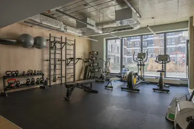Centrum fitness w obiekcie Elegant Mokotów Studio with Balcony and Parking by Noclegi Renters