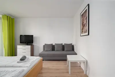 Telewizja i/lub zestaw kina domowego w obiekcie Golden Apartments- City Center - One Bedroom Apartment - Kredytowa