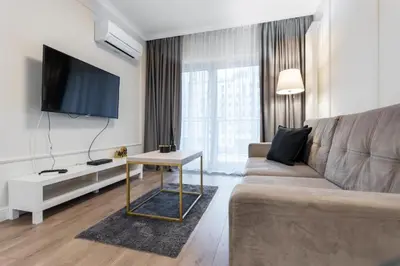 Telewizja i/lub zestaw kina domowego w obiekcie Close-Urban Chic- Mennica Residence - Warsaw Center - For 15 Guests