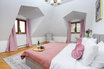 Łóżko lub łóżka w pokoju w obiekcie Lumina luxury house in Warsaw