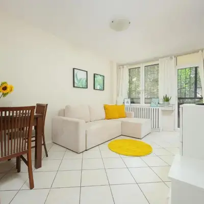 Old Town Apartment next to Metro by Noclegi Renters