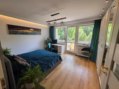 Łóżko lub łóżka w pokoju w obiekcie Premium Apartment up to 5p, 15 min to City Center, Tree VIEW, 5 min walk to 2 lakes with attractions, VR Googles, LED FIREPLACE, NEW