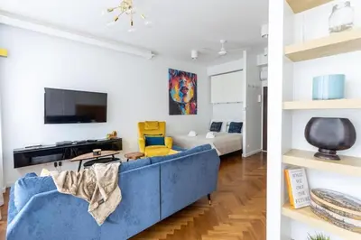 Telewizja i/lub zestaw kina domowego w obiekcie Close-Urban Apartaments - Great Location - City Center - Zurawia