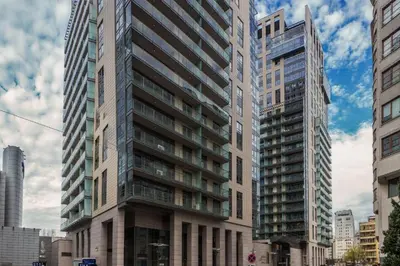 Budynek, w którym mieści się apartament
