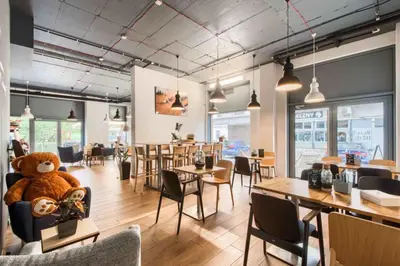 Restauracja lub miejsce do jedzenia w obiekcie Close - Urban Chic- Mennica Residence - Warsaw Center - For 15 Guests