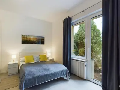Łóżko lub łóżka w pokoju w obiekcie Cozy Studio with Parking - Sleeps 4 - Near Warsaw Airport