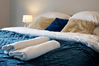Łóżko lub łóżka w pokoju w obiekcie P&O Business Serviced Apartments CYBERNETYKI