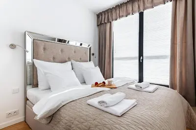 Łóżko lub łóżka w pokoju w obiekcie Okęcie Lotnisko Lirowa 24 Serviced Apartments P&O