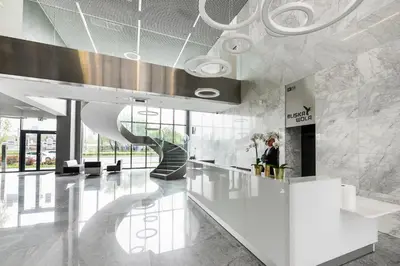 Goście zatrzymujący się w obiekcie Wola Lush Apartment by BookingHost