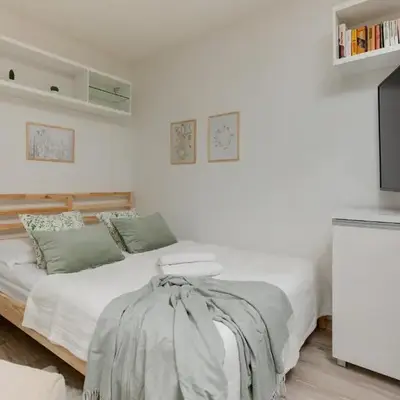 Light Studio with Balcony by Noclegi Renters